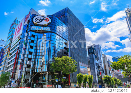 東京　中央区 銀座 数寄屋橋 交差点付近の都市風景　銀座クリスタルビル 127421045