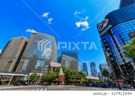 東京　中央区 銀座 数寄屋橋 交差点付近の都市風景　有楽町マリオンと銀座クリスタルビル　 127421049