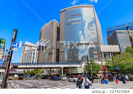 東京　中央区 銀座 数寄屋橋 交差点付近の都市風景　有楽町マリオン 127421064