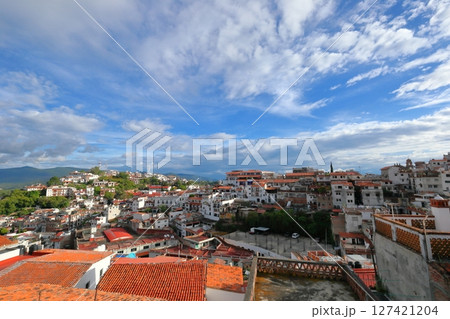 中米メキシコの観光地タスコの街並み 127421204