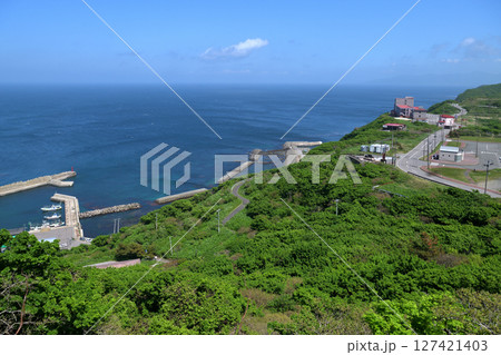 青森県　津軽半島竜飛崎　竜飛漁港を望む 127421403