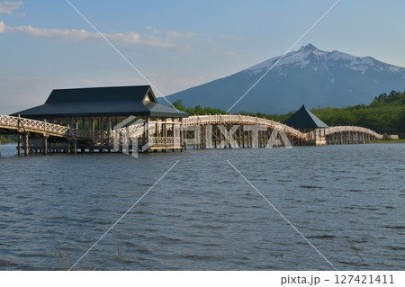 青森県　鶴の舞橋と岩木山 127421411
