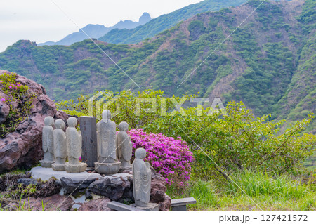 （熊本県）根子岳を望む地蔵尊　阿蘇山・仙酔峡（せんすいきょう） 127421572