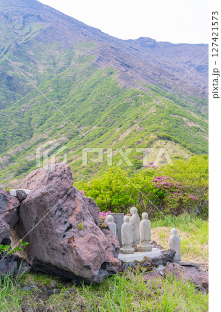 （熊本県）根子岳を望む地蔵尊　阿蘇山・仙酔峡（せんすいきょう） 127421573