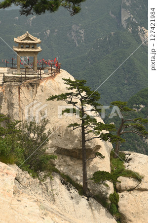 Chess Pavilion from the East Peak Hiking to see the many peaks of Huashan Mountain is one of the most famous tourist attractions in China. 127421984