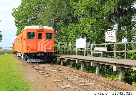 旧国鉄広尾線/幸福駅跡で静態保存されるキハ22形（日本 北海道帯広市） 127422023