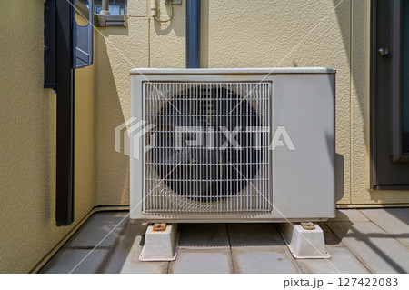 戸建て用の経年変化したエアコン室外機 戸建て用の経年変化したエアコン室外機 127422083
