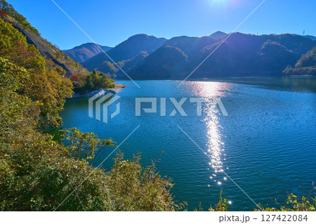 秋の神奈川県山北町の丹沢湖のヘイロク沢付近から南東側の眺望(丹沢湖,日影山,紅葉など) 秋の神奈川県山北町の丹沢湖のヘイロク沢付近から南東側の眺望(丹沢湖,日影山,紅葉など) 127422084