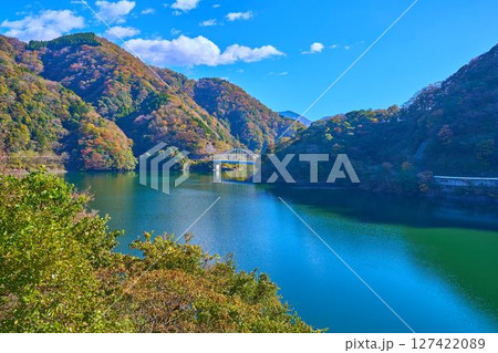 秋の神奈川県山北町 丹沢湖の世附大橋(よつぐおおはし)方面の眺望 127422089