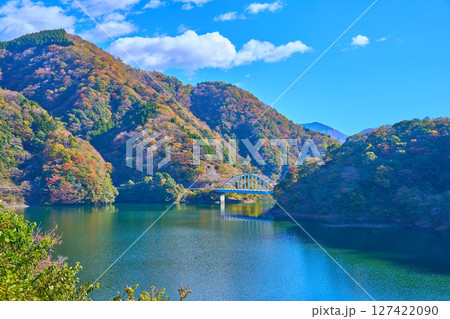 秋の神奈川県山北町 丹沢湖の世附大橋(よつぐおおはし)方面の眺望 127422090