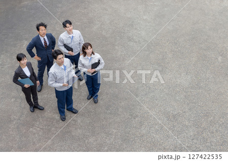 屋外に並ぶ会社従業員の集合写真 屋外に並ぶ会社従業員の集合写真 127422535