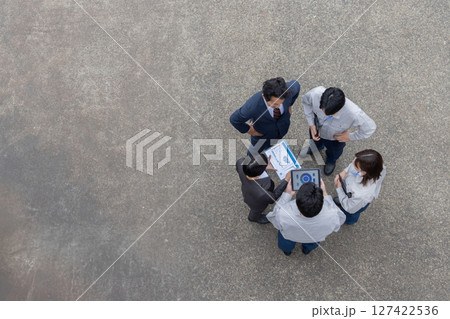 屋外に並ぶ会社従業員の集合写真 127422536
