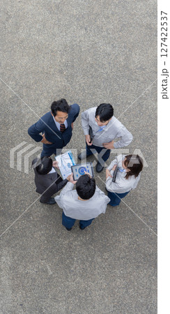 屋外に並ぶ会社従業員の集合写真 屋外に並ぶ会社従業員の集合写真 127422537