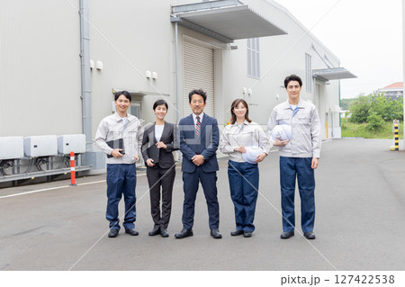 建物の前に並ぶ会社従業員の集合社員 建物の前に並ぶ会社従業員の集合社員 127422538