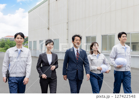 工場の前を歩く作業員グループ 工場の前を歩く作業員グループ 127422548