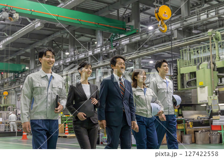 工場の中を歩く作業スタッフのグループ 127422558