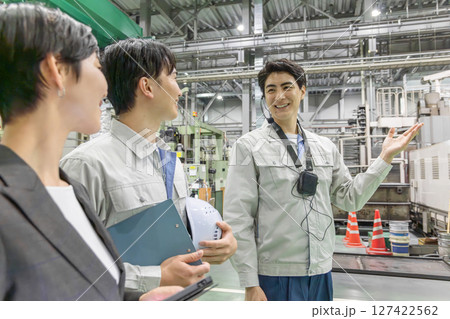 工場を視察する女性ビジネスパーソンと男性作業員 工場を視察する女性ビジネスパーソンと男性作業員 127422562