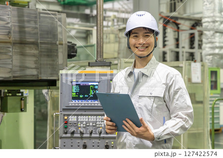 工場で働く作業員 工場で働く作業員 127422574
