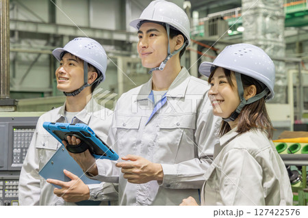 工場で働く作業員のグループ 127422576