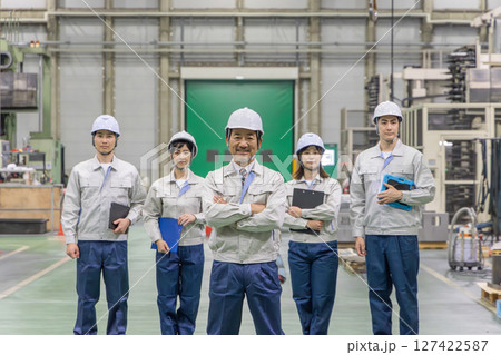 工場で働く作業員のグループ 工場で働く作業員のグループ 127422587