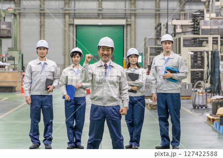 工場の中でガッツポーズする作業員 127422588