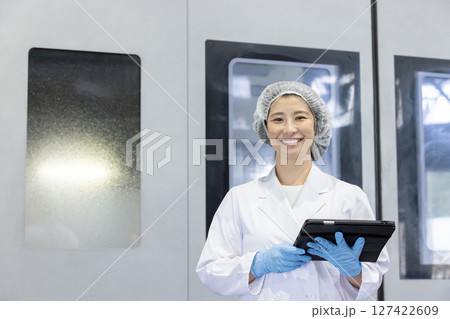 工場でタブレットを持って仕事をする作業員 127422609