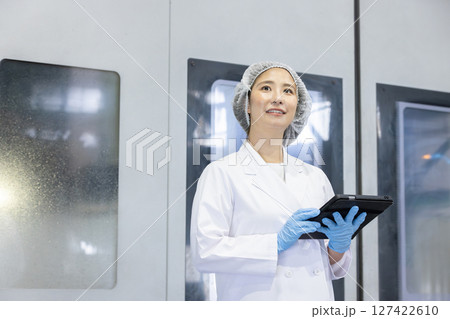 工場でタブレットを持って仕事をする作業員 127422610