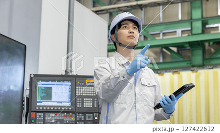 工場の操作盤の前で働く男性作業員 工場の操作盤の前で働く男性作業員 127422612