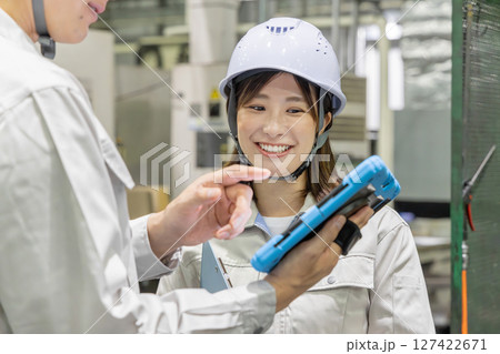 工場で働く作業員グループ 127422671