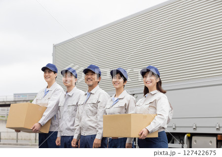 トラックの前に並ぶデリバリースタッフのグループ トラックの前に並ぶデリバリースタッフのグループ 127422675