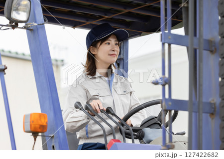 フォークリフトを操作する女性作業員 フォークリフトを操作する女性作業員 127422682