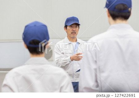 屋外でミーティングする作業員グループ 屋外でミーティングする作業員グループ 127422691