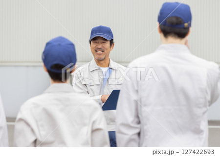 屋外でミーティングする作業員グループ 127422693