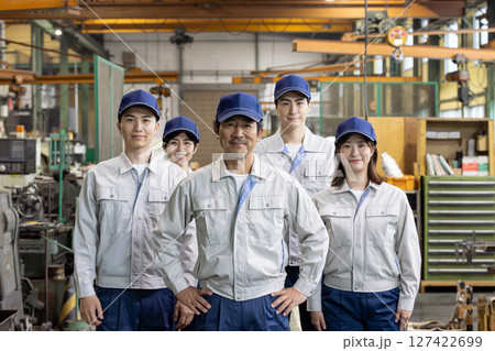 工場の中に立つ作業員グループ 工場の中に立つ作業員グループ 127422699
