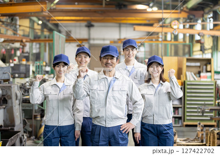 工場の中に立つ作業員グループ 127422702