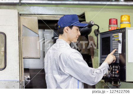 工場で作業する作業員 工場で作業する作業員 127422706