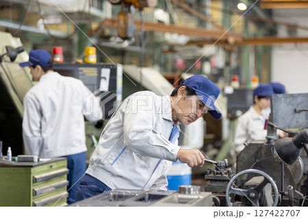 工場で作業する作業員グループ 工場で作業する作業員グループ 127422707