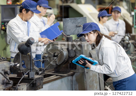 工場で働く作業員グループ 127422712