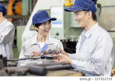 工場で旋盤加工品・フライス加工品を確認する作業員 127422724