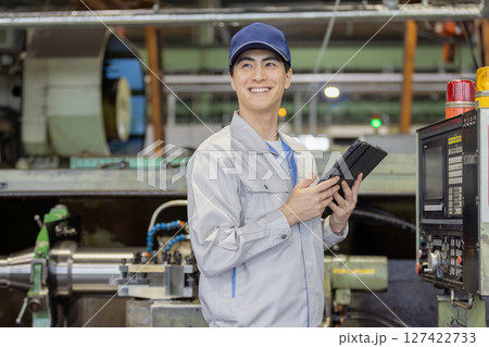 工場で作業する作業員 127422733