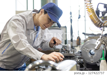 工場で機械を操作する男性作業員 127422737