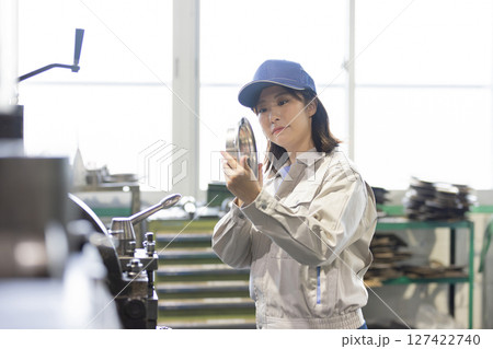 工場で旋盤加工品・フライス加工品を確認する作業員 127422740