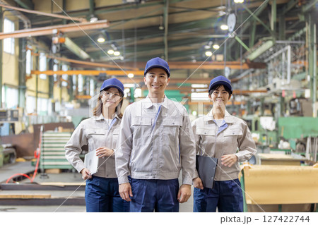 工場の中に立つ作業員グループ 127422744