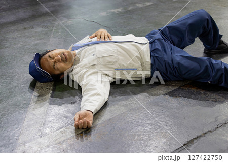 工場の床に倒れる作業員 工場の床に倒れる作業員 127422750