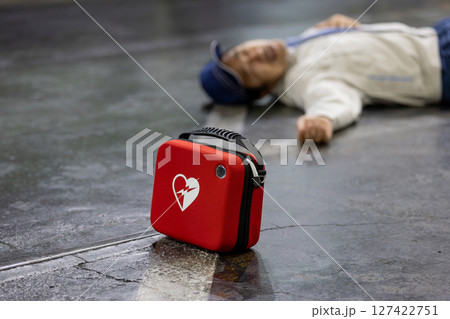 工場の床に倒れる作業員+AED 工場の床に倒れる作業員+AED 127422751