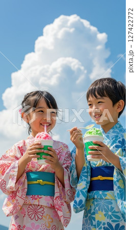 夏に浴衣でかき氷をたべる男の子と女の子 127422772