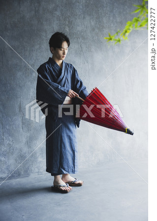 浴衣の若い男性　　 127422777