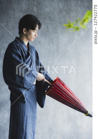 浴衣の若い男性　　 127422778