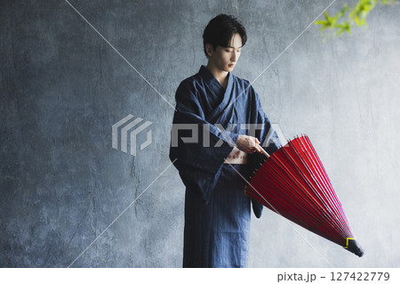 浴衣の若い男性　　 127422779