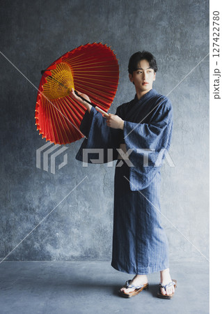 浴衣の若い男性 浴衣の若い男性 127422780